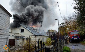 В Шевченковском районе Днепра загорелся жилой дом (ВИДЕО)