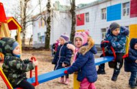 Теплое здание, разноцветные классы, уютный детский сад: как работает модернизированная школа №104 в Днепре