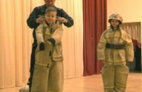 Днепропетровские спасатели обучают детей правилам безопасного поведения в случае ЧП (ВИДЕО)