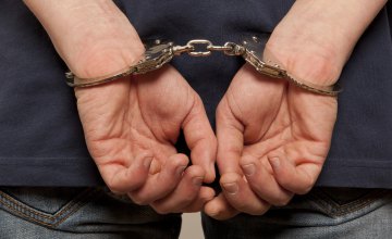 На Днепропетровщине задержали 24-летнего грабителя, укравшего у женщины пакет