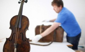Скрипку, на которой играли во время гибели «Титаника» продали за $1,5 млн