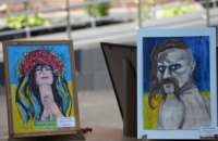 «Освітянська артрезиденція»: педагоги Дніпра відкрили благодійну виставку власних картин