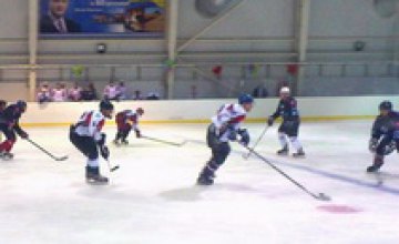 16-18 декабря на Ледовой арене Днепра состоится первый в истории Украины Чемпионат по хоккею среди женщин