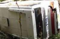 В Индии туристический автобус упал в пропасть